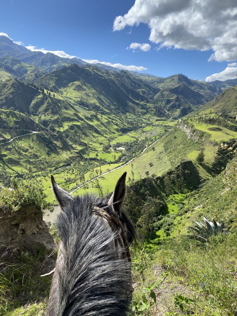 Uitzicht over de heuvels in Ecuador