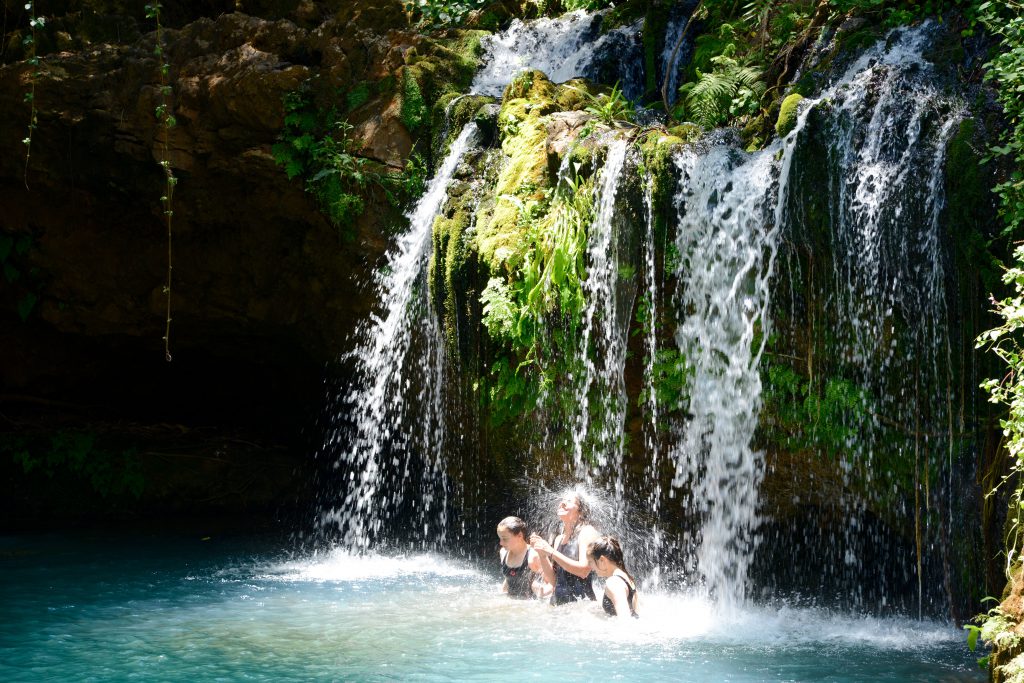 Zwemmen bij een waterval