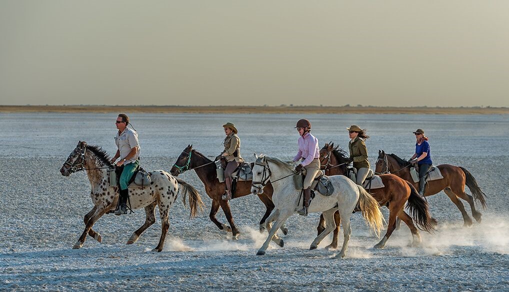 Paardrijden in de woestijn van Botswana