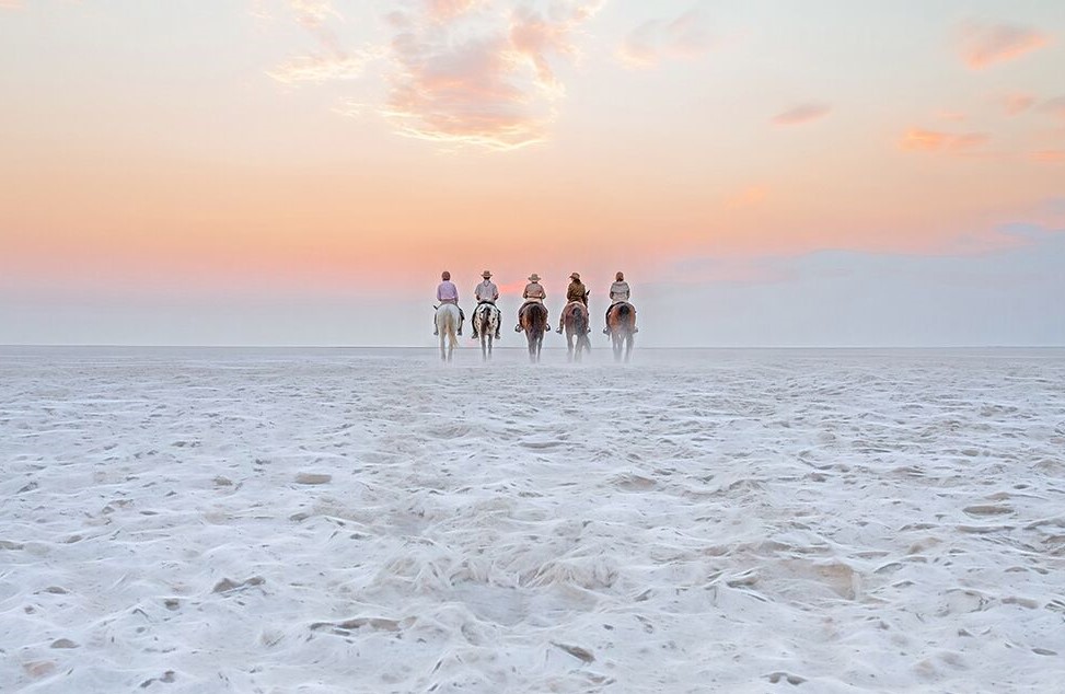 Paardrijden in de woestijn van Botswana