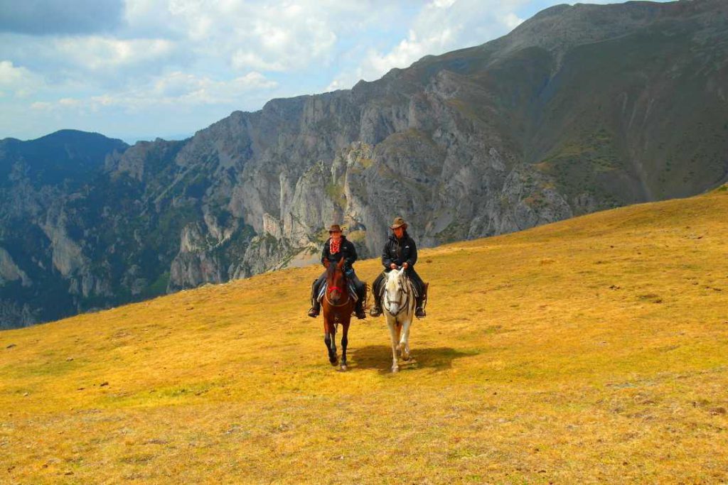 Ruiters met paarden in Spanje