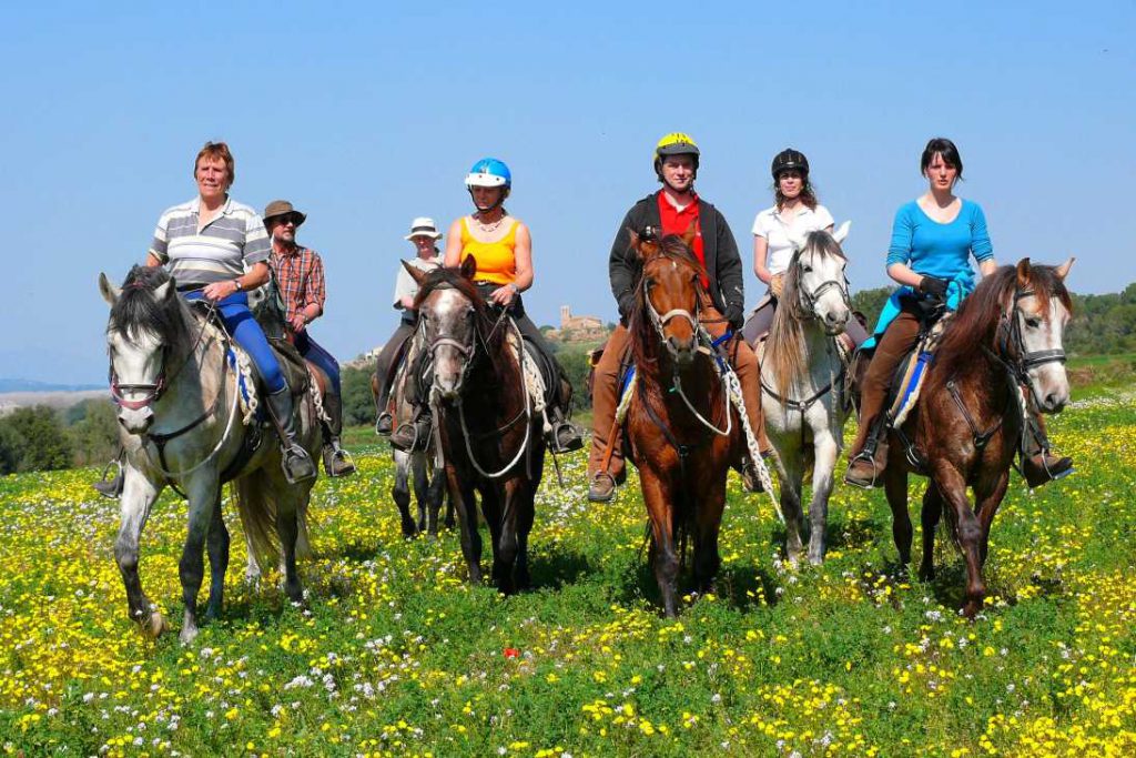 Paarden en ruiters in de Pyreneeën