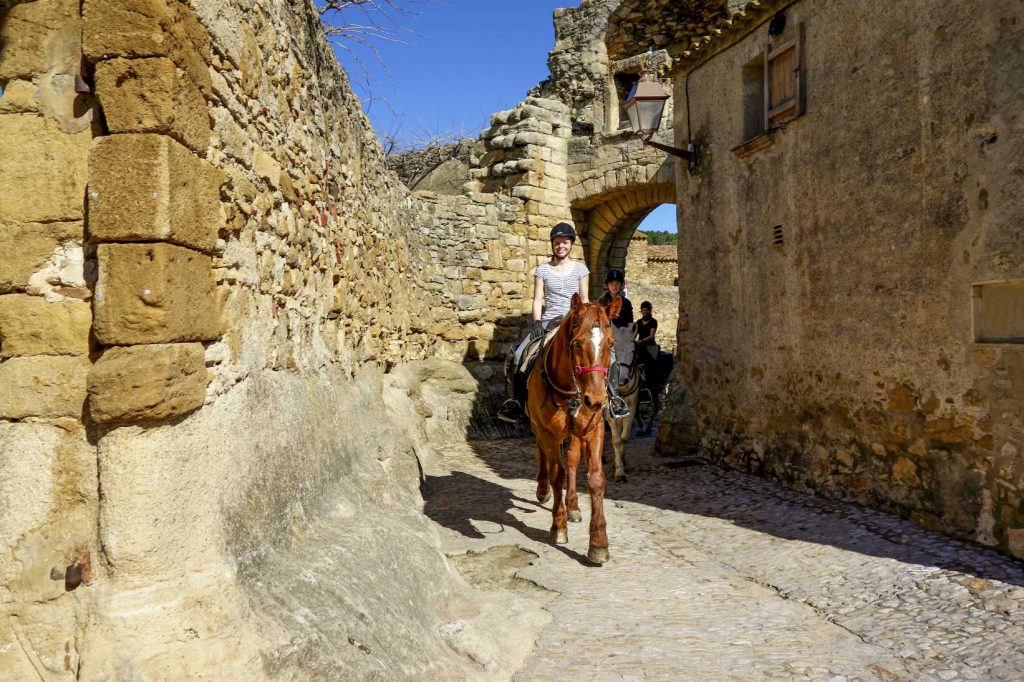 Paardrijden door kleine dorpjes in Spanje