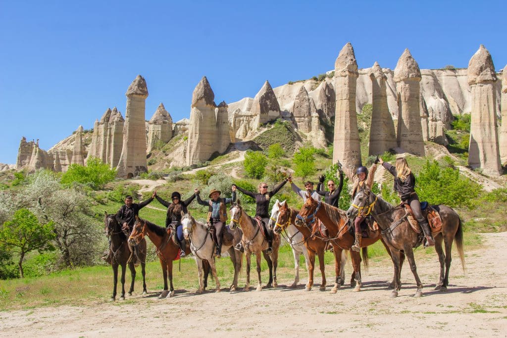 Groep ruiters en paarden tijdens paardrijvakantie in Cappadocië
