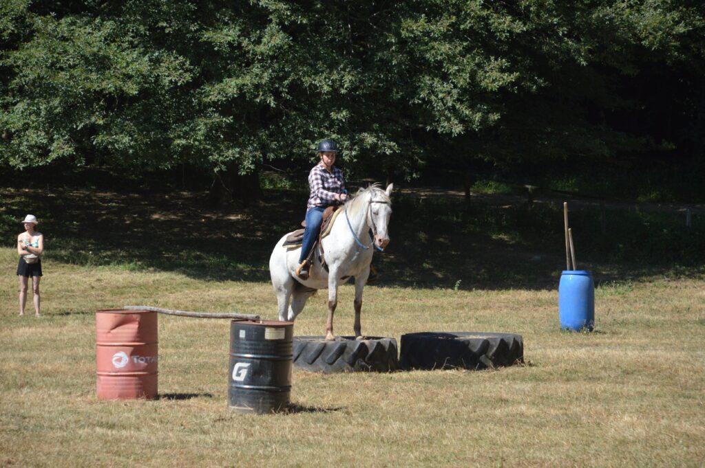 Ruiter en paard in een obstakelparcours bij western training in Italië