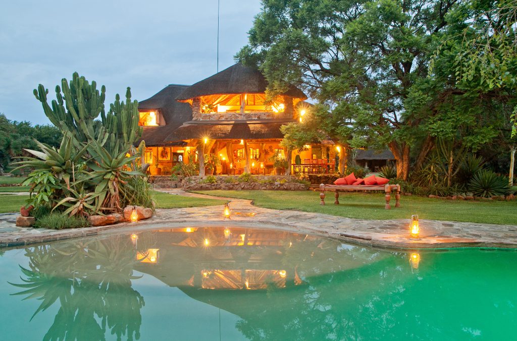 Zwembad en lodge op safari in Zuid-Afrika
