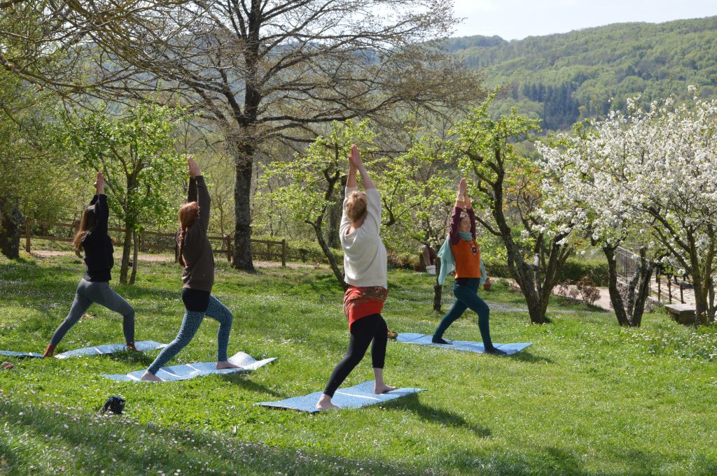 Groep mensen doet yoga in een tuin in Italië