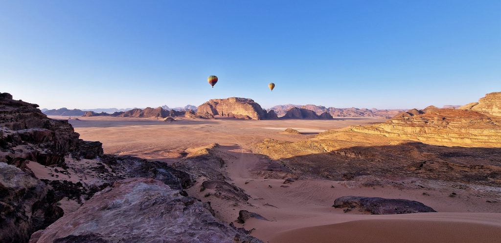 Luchtballonnen in de woestijn van Jordanië tijdens een paardrijvakantie