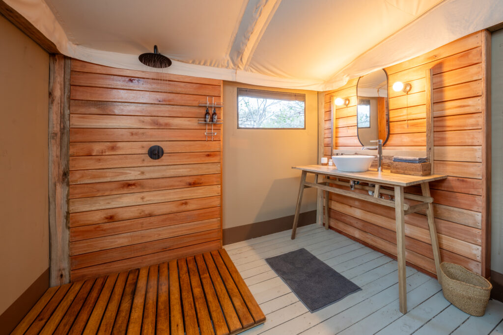 Badkamer van een Glamping tent op een paardrijvakantie in Botswana