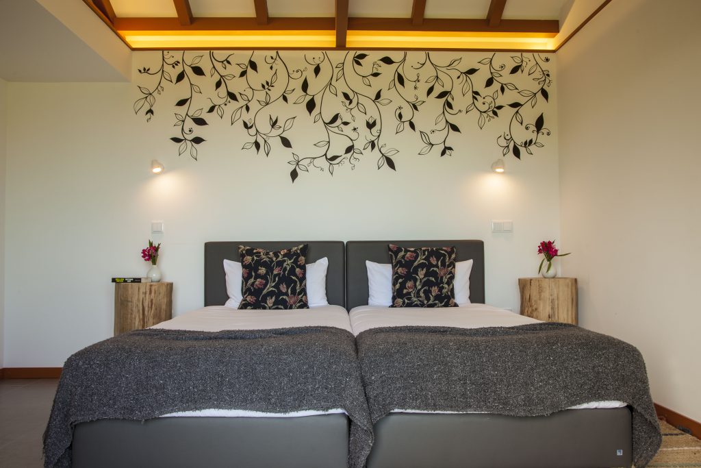 Twee bedden in een appartement op de Azoren