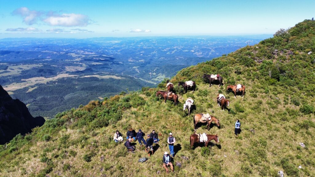 Groep ruiters en paarden op een berg in Brazilië