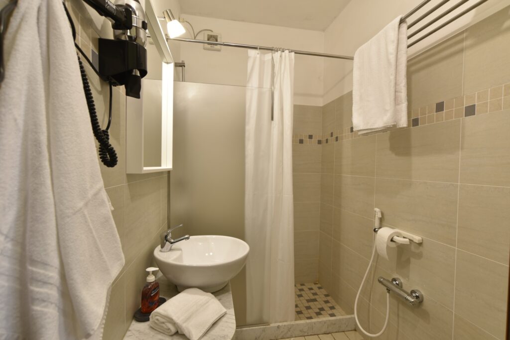 Badkamer op de stal voor de paardrijvakanties in Italië