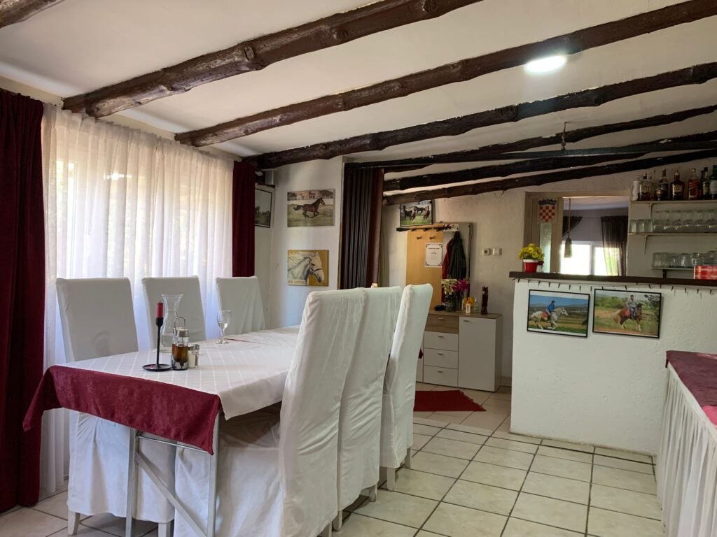 Restaurant op paardrijvakantie in Kroatië.