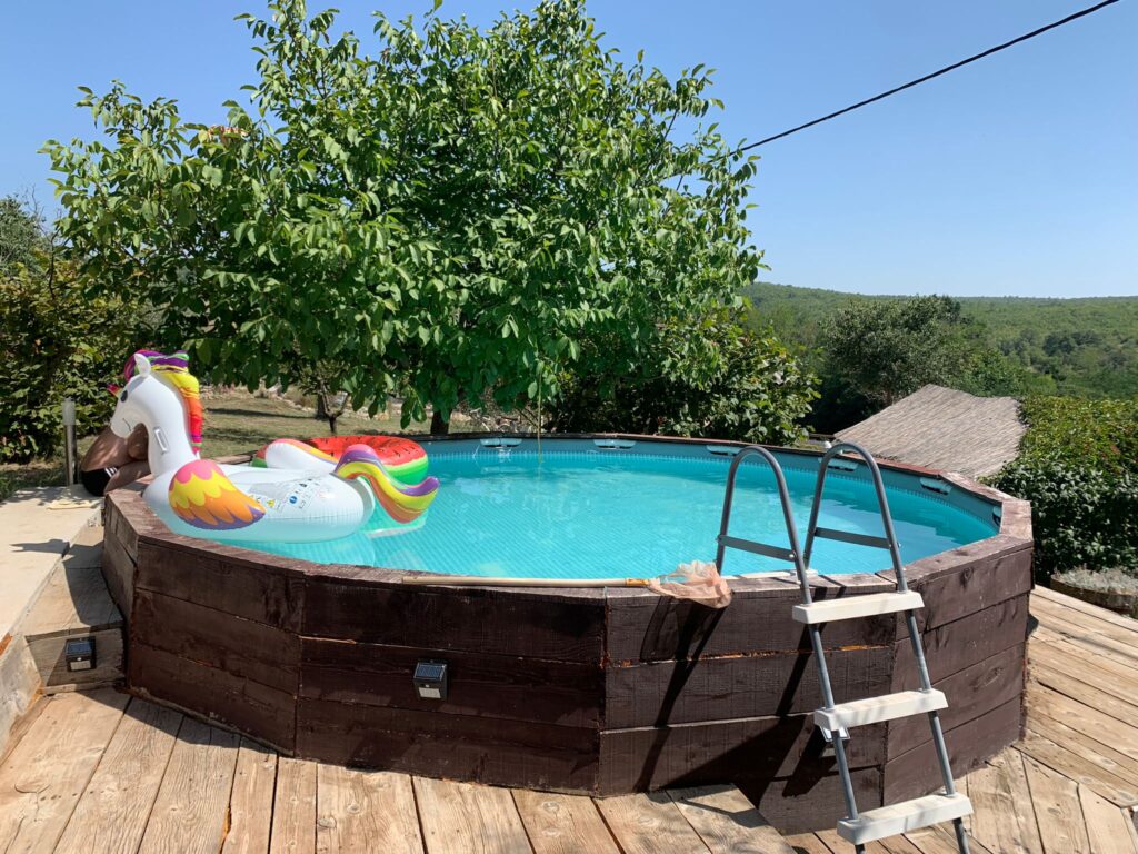 Zwembad tijdens de paardrijvakantie in Kroatië.