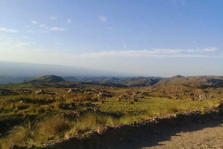 Uitzicht over de bergen rondom Corodoba op een trektocht in Argentinië.