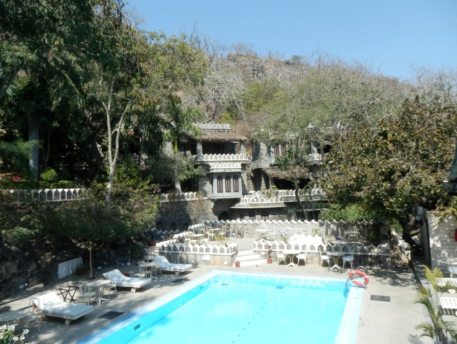 Zwembad van een hotel in India tijdens een paardrijvakantie.