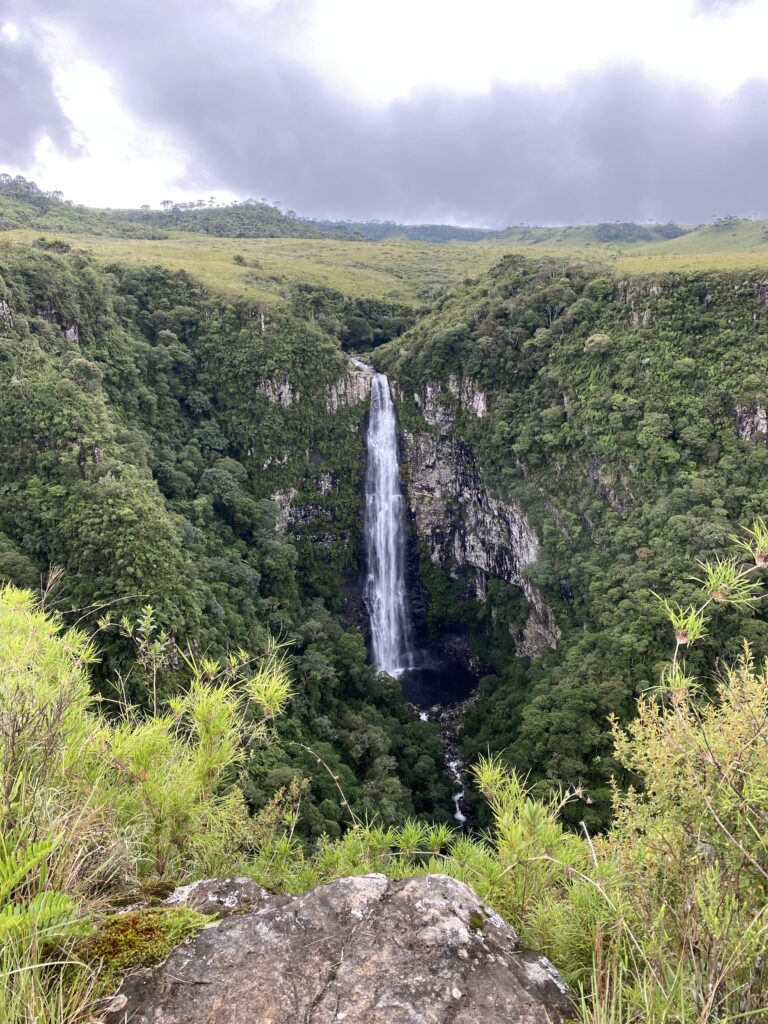 Waterval tijdens een paardrijvakantie in de bergen in Brazilië