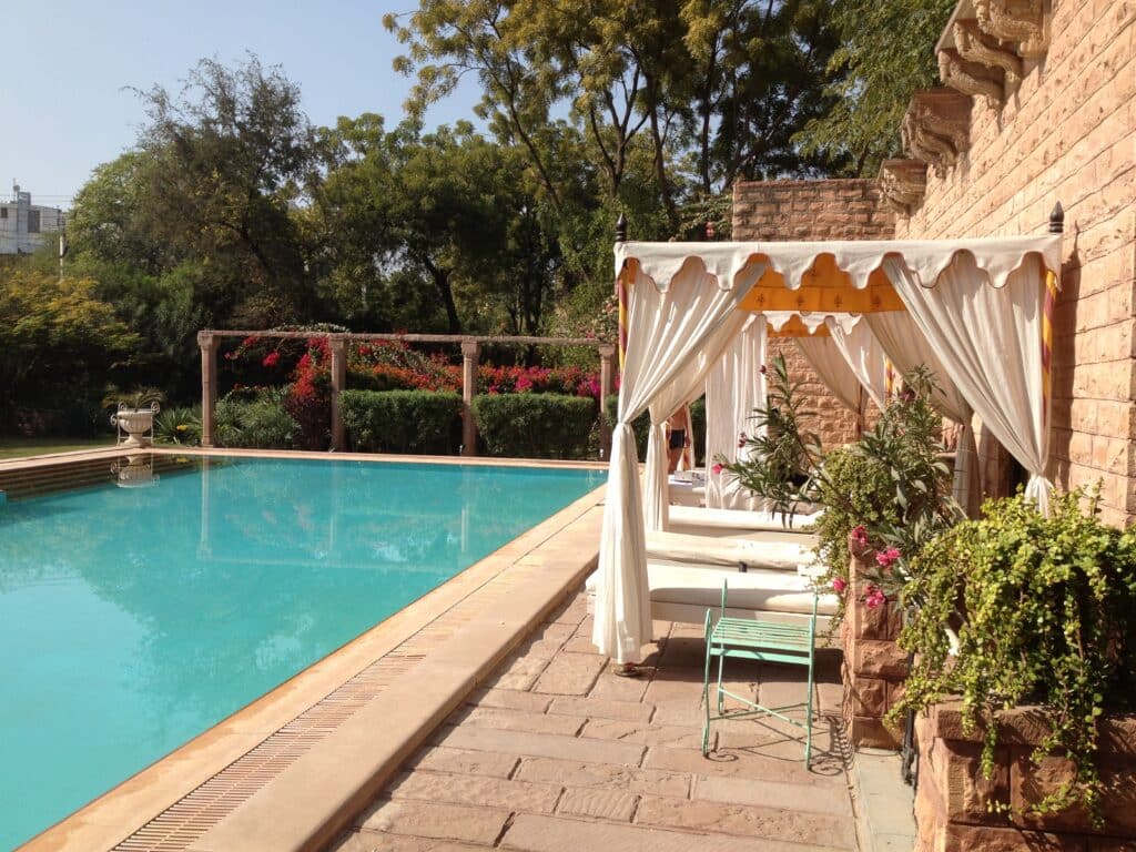 Zwembad bij een hotel op paardrijvakantie in India