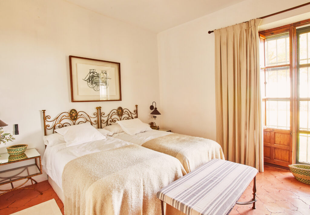 Slaapkamer met twee bedden tijdens een paardrijvakantie in Spanje