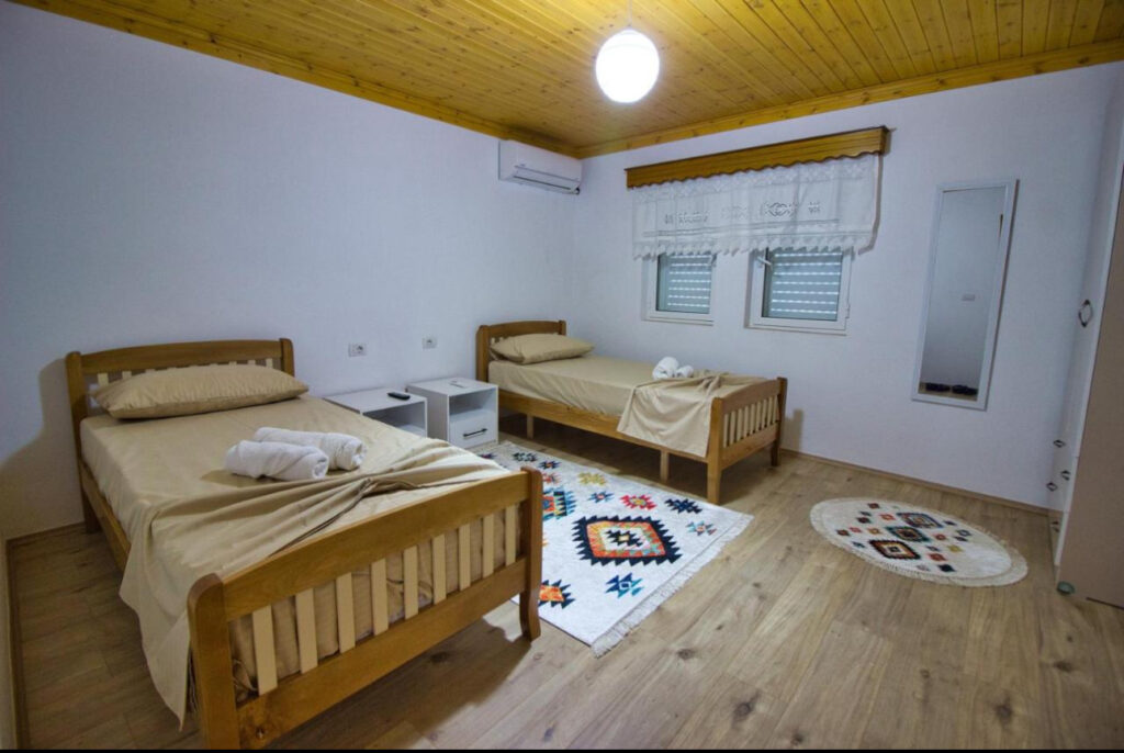 Slaapkamer met twee bedden in de accommodatie op de paardrijvakantie in Albanië