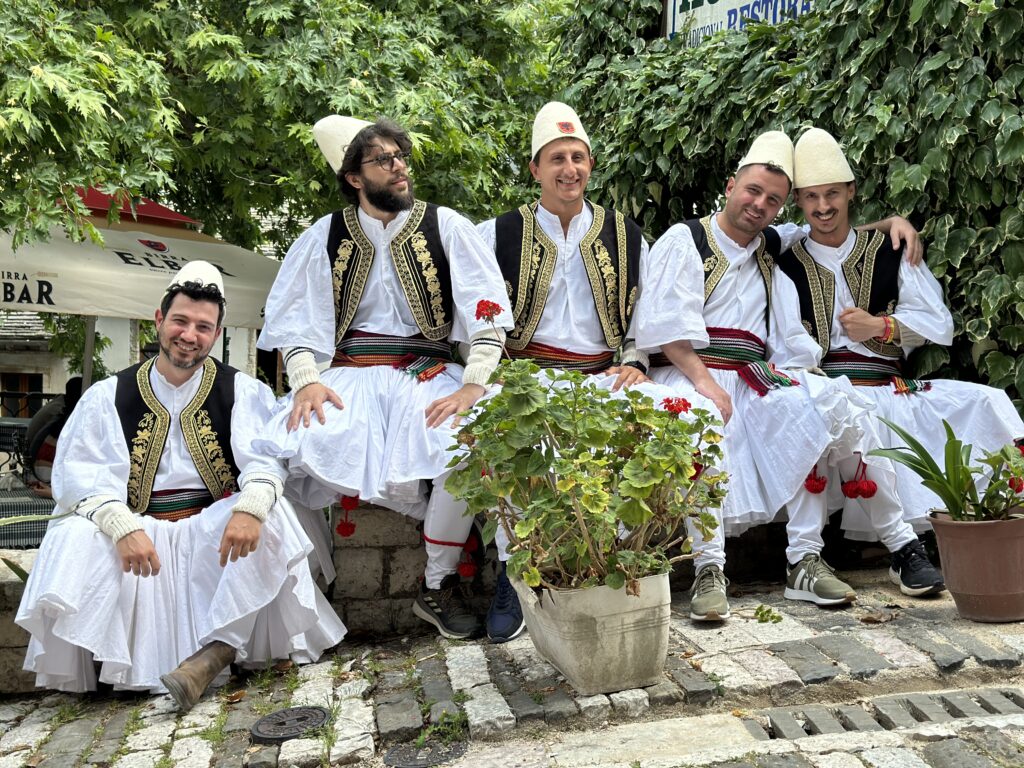 Mannen in traditionele kleding in Albanië