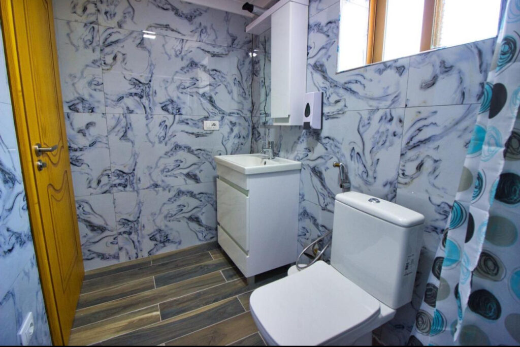 Badkamer met toilet en wastafel in de accommodatie van de paardrijvakantie in Albanië
