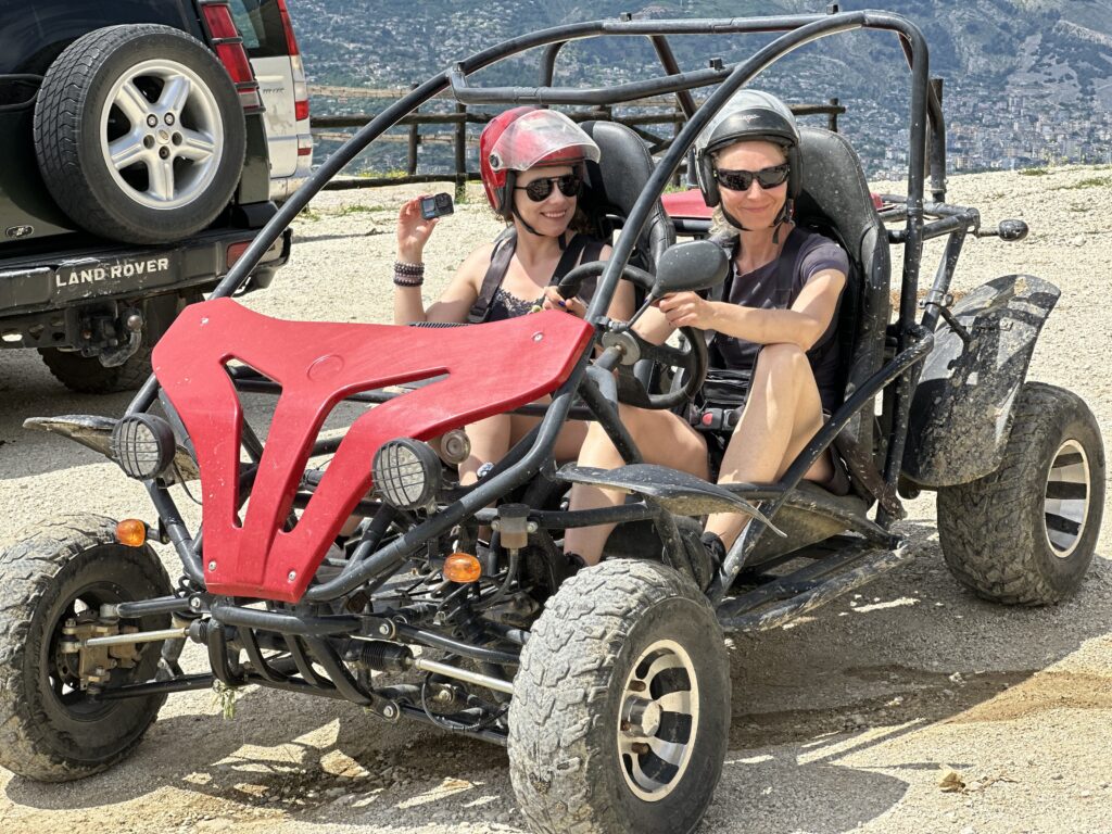 Twee vrouwen in een ATV tijdens een paardrijvakantie in Albanië