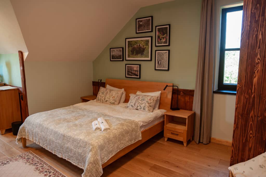 Slaapkamer met tweepersoonsbed op paardrijvakantie in Roemenië