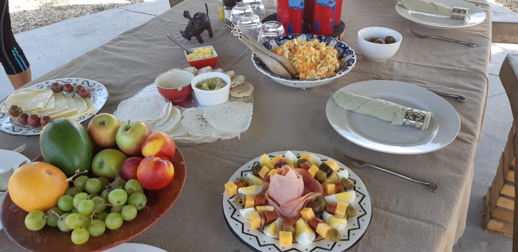 Lunchtafel met fruit en hapjes tijdens een safari in Namibië