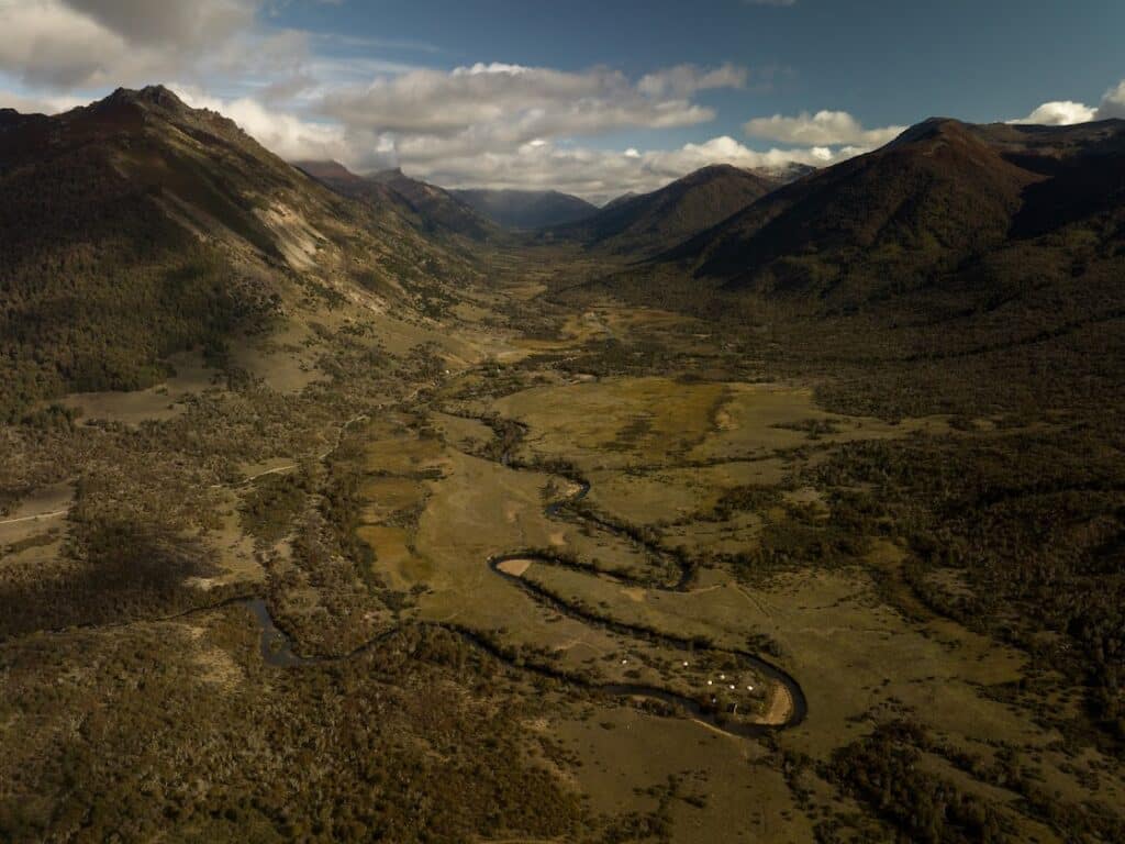 Uitzicht vanaf een berg over een vallei in Patagonië Argentinië
