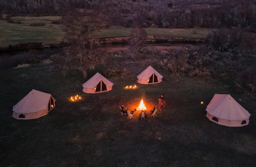 Tenten met kaarsjes en mensen rond een kampvuur vanuit de lucht gezien in Patagonië Argentinië