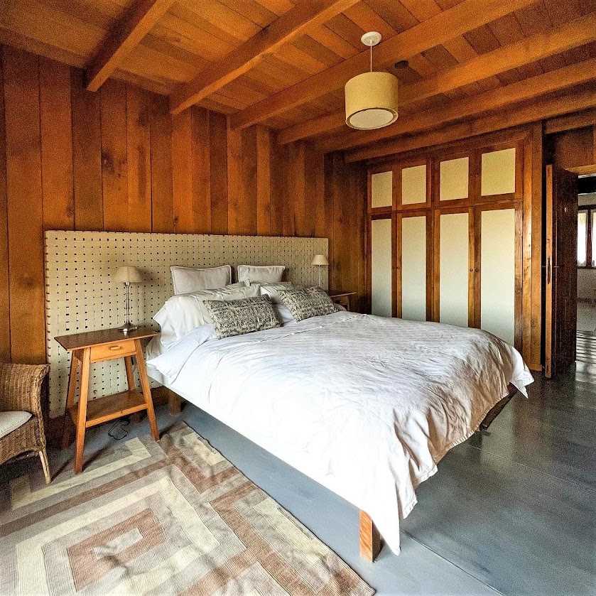 Slaapkamer met tweepersoonsbed en nachtkastje in Patagonië Argentinië