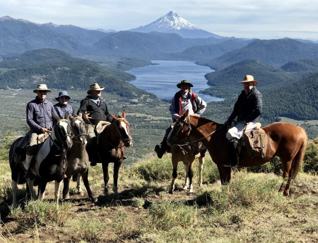 Groep ruiters en paarden in de bergen van Patagonië Argentinië