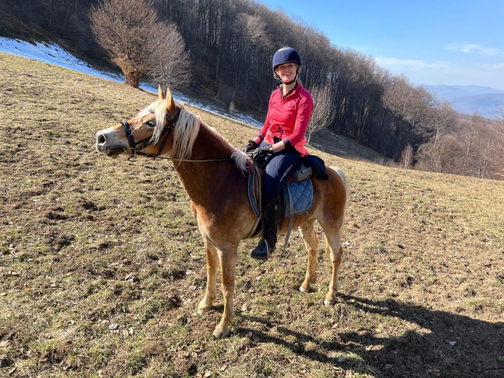 Paard en ruiter in de heuvels tijdens een paardrijvakantie in Bosnië