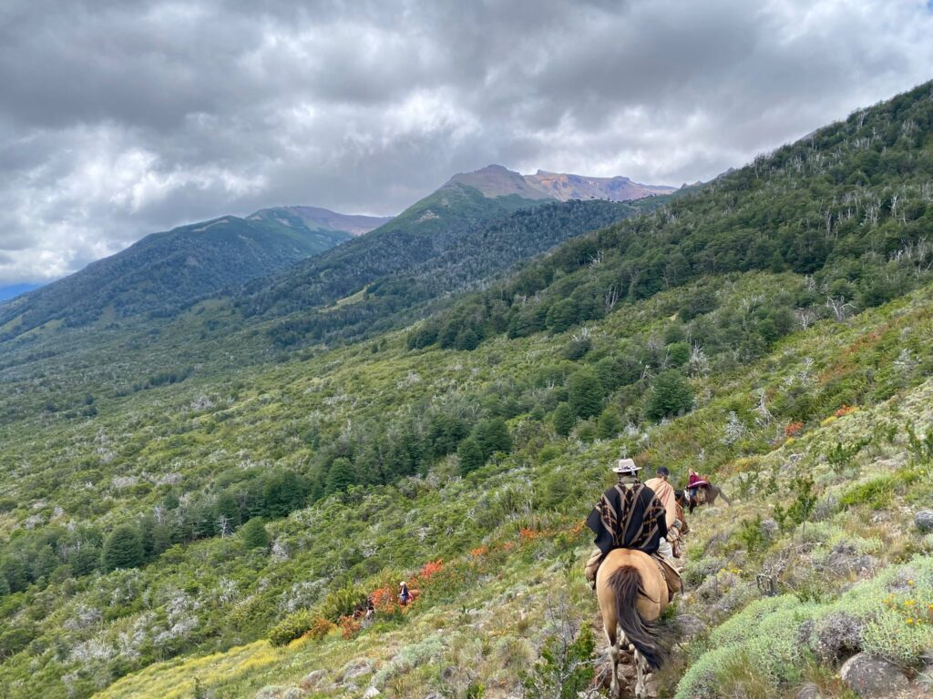 Twee ruiters en paarden rijden door de bergen van Patagonië in Argentinië