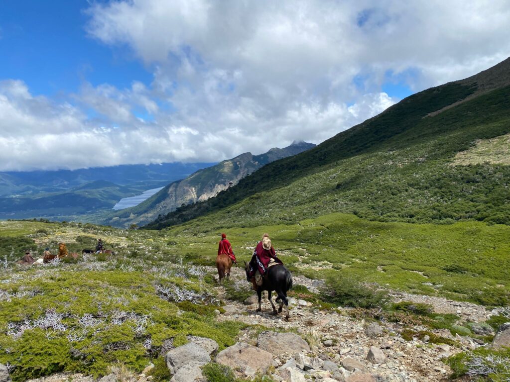 Ruiters en paarden rijden door de bergen tijdens een trektocht in Patagonië