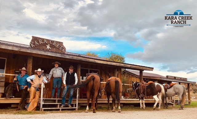 Cowboy's en paarden bij de saloon op de Kara creek ranch in Wyoming