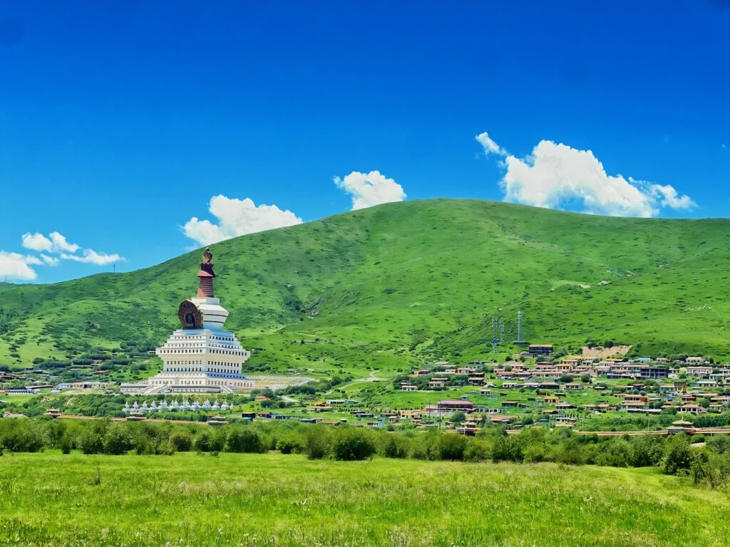 Tempel en stad in de groene heuvels tijdens een paardrijvakantie in China