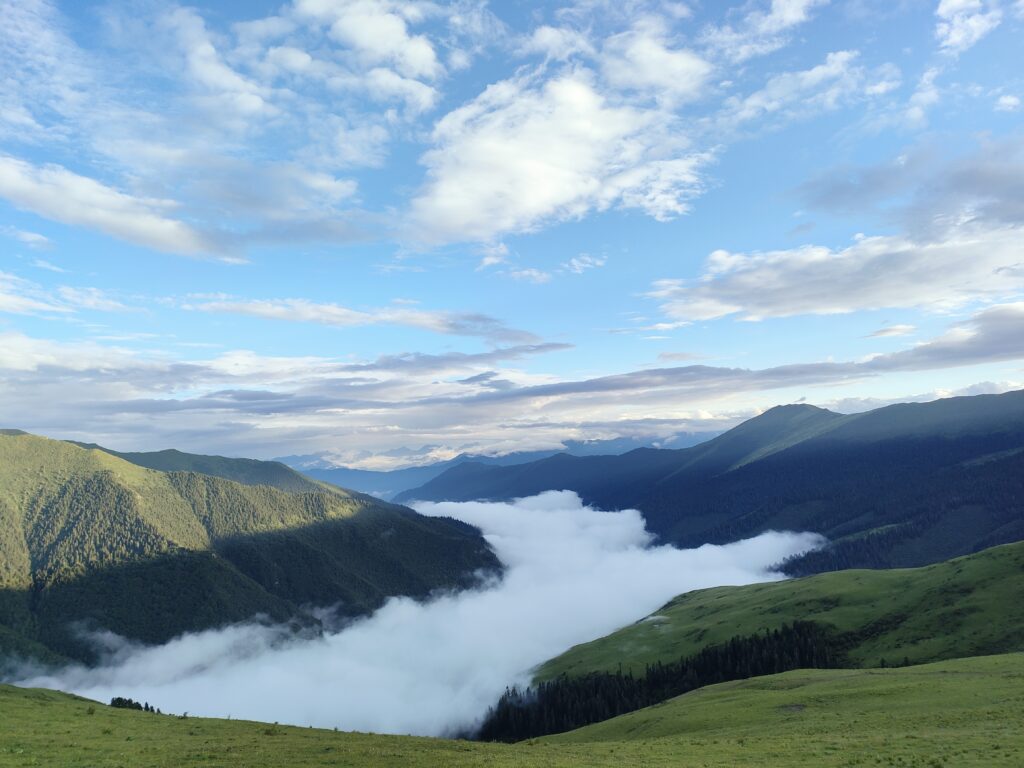 Uitzicht over bergen en wolken in China