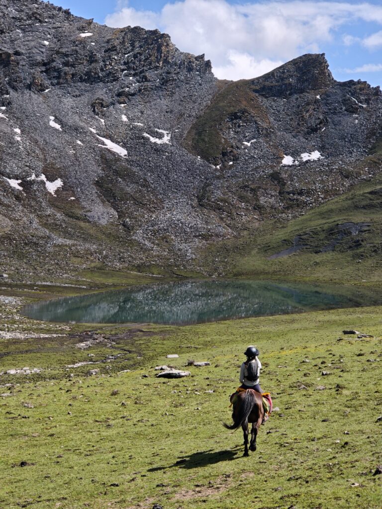 Ruiter en paard rijden door de bergen tijdens een expeditie in China