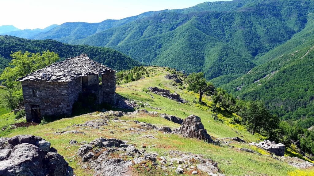 Uitzicht over ruïnes beboste heuvels en velden in Bulgarije
