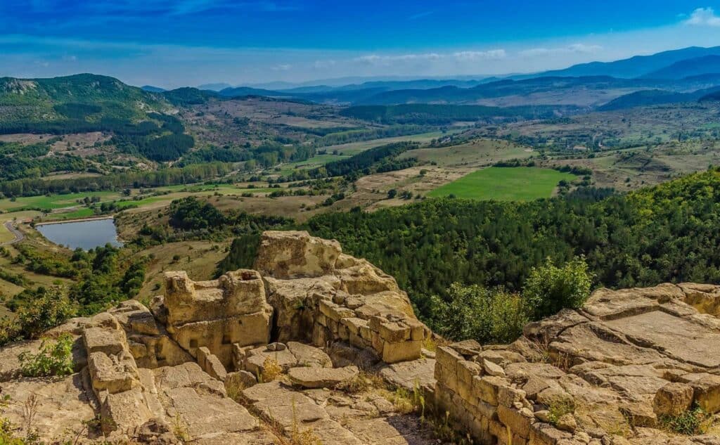 Uitzicht over ruïnes beboste heuvels en velden in Bulgarije
