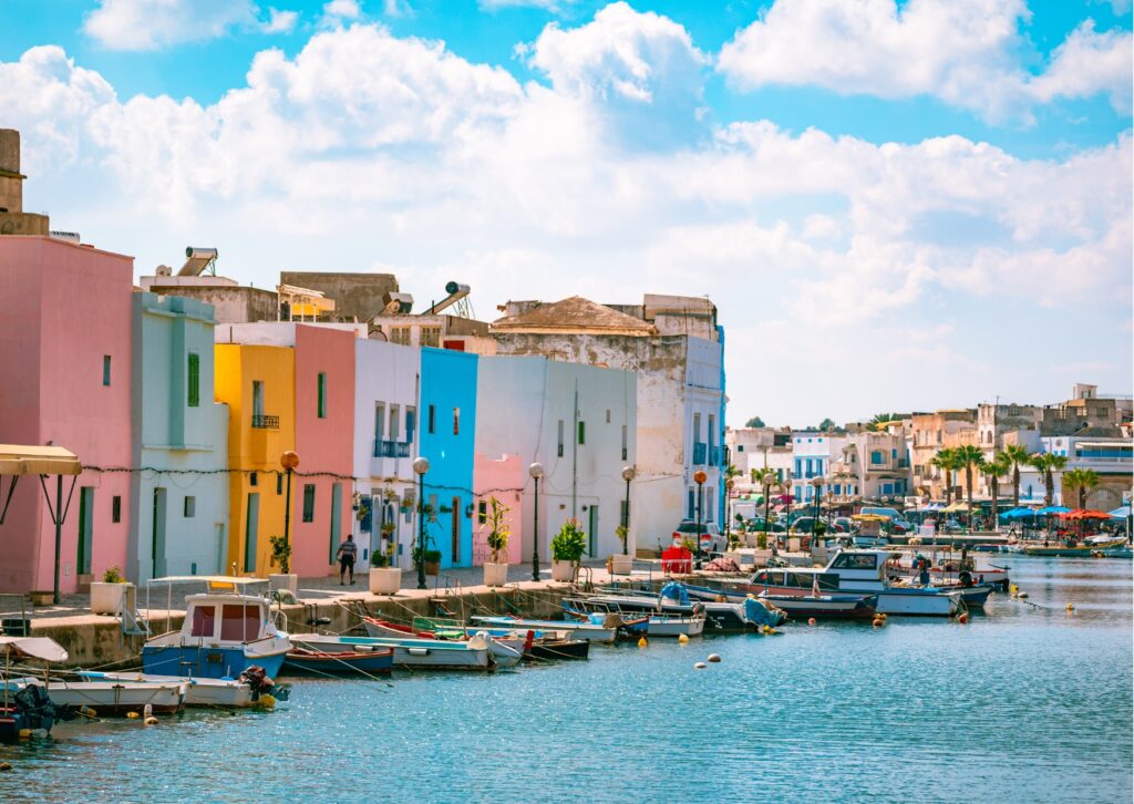 Gekleurde huisjes in Bizerte in Tunesië