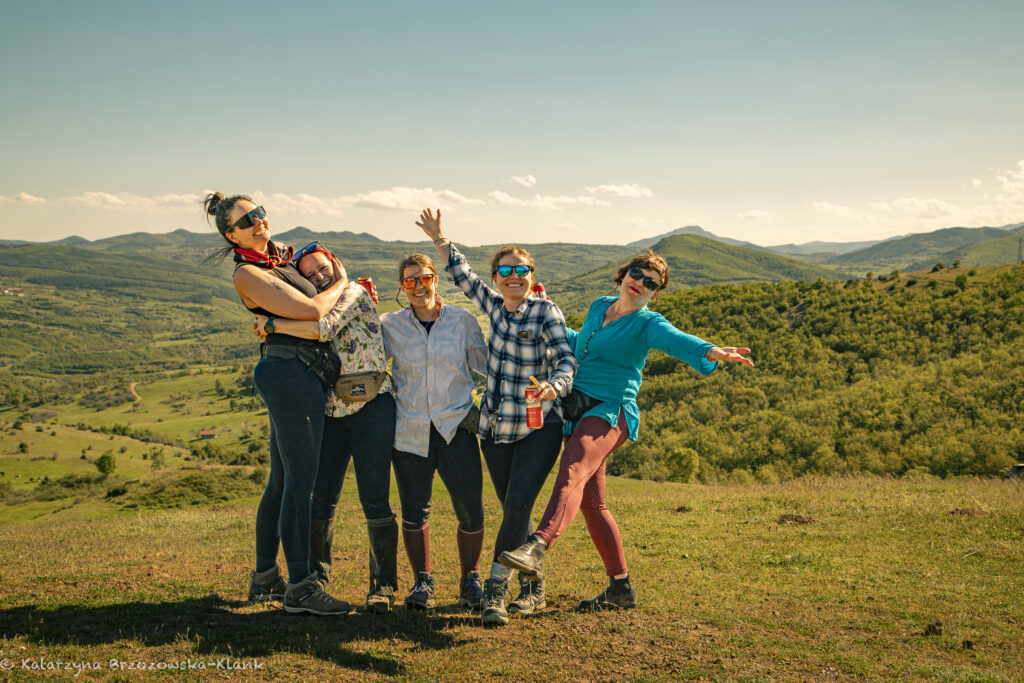 Groep vrouwen poseren op een heuvel tijdens een paardrijvakantie in Bulgarije