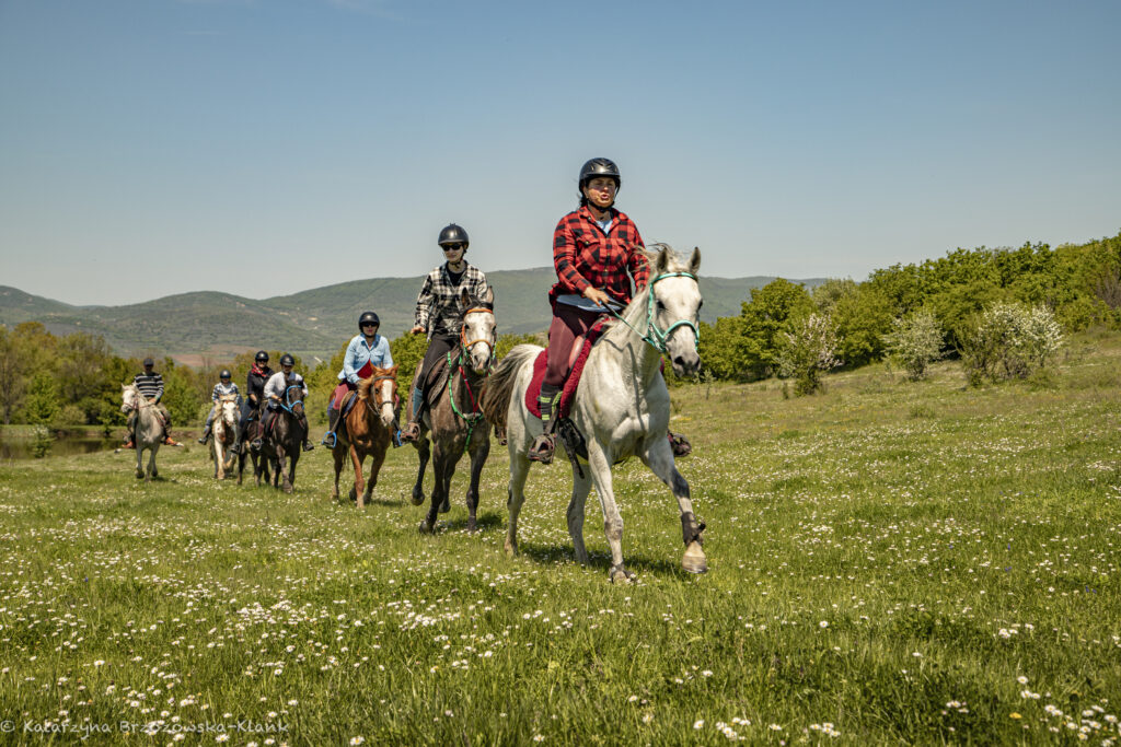 Groep ruiters en paarden tijdens een trektocht in Bulgarije