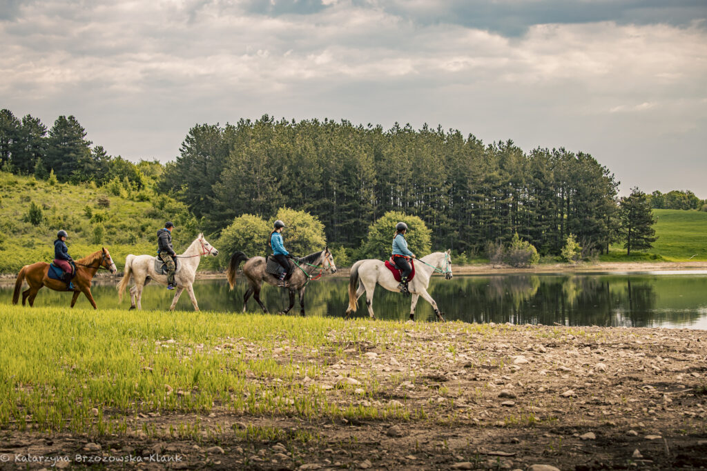 Groep ruiters en paarden tijdens een trektocht in Bulgarije